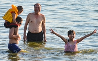 Hà Nội: Người dân dẫn theo trẻ nhỏ đổ ra hồ Tây tắm giải nhiệt trong ngày nắng gắt
