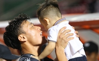 Con trai Huy Toàn xuống sân ăn mừng chiến thắng cùng cầu thủ CLB TP.HCM
