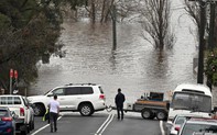 Hàng nghìn người dân Australia sơ tán vội giữa mưa lũ lớn
