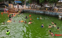 Hà Nội: Người dân góp tiền cải tạo ao làng thành bể bơi cho trẻ em học bơi, giải nhiệt mùa hè