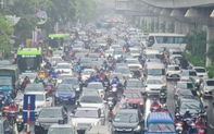 Hà Nội: Mưa lớn, nhiều tuyến phố ùn tắc nghiêm trọng, ngập sâu trong "biển nước"