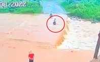 Clip học sinh cố giữ xe đạp điện, bị nước lũ cuốn trôi ở Lào Cai khi đi qua ngầm tràn