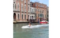 Du khách dính án phạt nặng vì lướt sóng tại kênh đào Venice