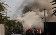 Cháy lớn đầu năm thiêu rụi gần 100m2 kho xưởng tại Hà Nội