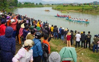 Hàng nghìn người chen chân xem đua ghe tại lễ hội đình làng cổ hơn 500 tuổi