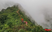 Hơn 100 nhà báo, phóng viên chinh phục đỉnh Tà Chì Nhù ở độ cao 2927m