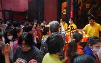 Người dân TPHCM đổ về chùa xếp hàng chờ gõ chuông cầu bình an ngày Tết Nguyên tiêu