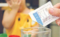 Pha nước bù điện giải Oresol với sữa, nước cam, nước hoa quả cho bé uống được không?