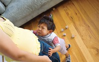 Không phải để con ngã tự đứng dậy là dạy trẻ tự lập, chuyên gia tâm lý chia sẻ bí quyết "2 chiều" giúp con trưởng thành hơn