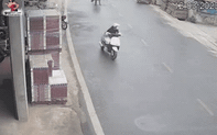 Bị trâu điên rượt đuổi, cô gái vội "quay xe" phút chót, clip 34 giây ghi lại toàn cảnh