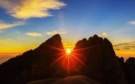 Ngôi làng “kỳ lạ” nhất thế giới: Du khách đến thăm có thể ngắm bình minh 3 lần trong cùng một ngày!