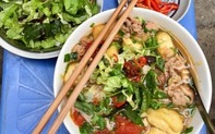Khách Tây tấm tắc khen món ăn quen thuộc của người Việt: Đừng chỉ vì phở mà bỏ lỡ!