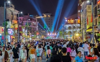 Hàng nghìn người chen chân trong đêm khai trương tuyến phố đi bộ thứ 3 của TP Huế