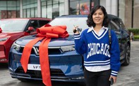 Khách hàng đầu tiên nhận xe VinFast VF 9: "Xứng đáng để chờ đợi"