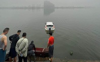 Hà Nội: Ô tô bất ngờ lao xuống hồ Tây