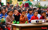 Em nhỏ vùng cao hào hứng xem phim chiếu rạp ngay trên cao nguyên đá Đồng Văn