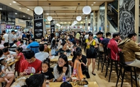 Hà Nội: Người dân đổ xô vào trung tâm thương mại tránh nắng nóng hầm hập kèm mất điện
