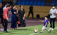 Ba thế hệ nhà bầu Hiển cùng đá bóng vui đùa sau trận Hà Nội 1-0 Nam Định