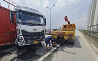 Hà Nội: Ô tô đầu kéo mất lái, đâm vỡ khoảng 1m lan can đường vành đai 3 trên cao

