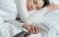Thực hư về việc ngủ cạnh điện thoại gây ung thư