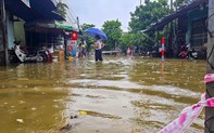 Người dân thành phố Huế "chật vật" trong cơn mưa lớn đầu tuần