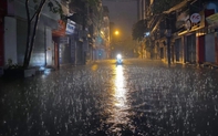 Áp thấp nhiệt đới đổ bộ đất liền lúc nửa đêm, miền Trung mưa cực lớn