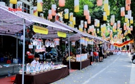 Chợ "Trung thu truyền thống" trên phố bích họa Phùng Hưng thu hút nhiều trẻ em
