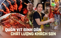 Chồng bỏ việc bếp trưởng khách sạn 4 sao về cùng vợ mở quán vịt quay bình dân, có ngày làm vài trăm con giao khắp các tỉnh thành