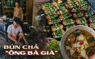 Quán bún chả "Ông bà già" bán 3 đời ở Hà Nội, nổi tiếng nhờ những miếng chả băm cuốn lá mùi tàu đặc biệt hiếm nơi có