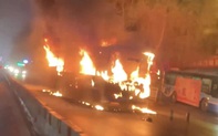 Xe buýt bốc cháy ngùn ngụt trên phố Hà Nội