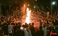 Hà Nội: Hàng trăm người tham gia xin lửa thiêng tại lăng mộ cổ lúc nửa đêm