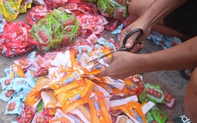 Quảng Bình: Tiêu huỷ 33.000 gói xúc xích nhập lậu