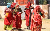 Cử tri Ấn Độ đi bỏ phiếu giữa thời tiết nắng nóng khắc nghiệt