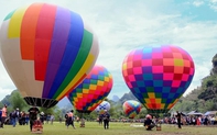 Du khách trải nghiệm bay với khinh khí cầu từ các phi công quốc tế tại Tuyên Quang
