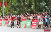 Người dân thủ đô reo hò cổ vũ các tay đua tranh tài tại giải đua xe đạp "Về Điện Biên Phủ 2024"