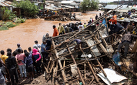 Người dân và khách du lịch bị mắc kẹt trong trận lũ lụt ở Kenya