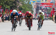 Người dân rực rỡ cờ hoa chào đón các tay đua xe đạp về Điện Biên Phủ 2024 Cúp Báo QĐND