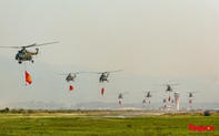 Ấn tượng với màn diễu binh của biên đội trực thăng bay trên bầu trời Điện Biên lịch sử