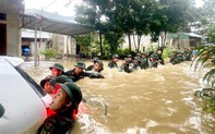 Những hình ảnh ấm tình người trong mưa lũ tại Hà Giang
