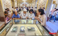 Du khách thích thú khám phá hàng loạt cổ vật hội tụ tại điện Kiến Trung