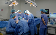 Bác sĩ Việt phẫu thuật xương đùi và xương hàm cứu sống cô gái 19 tuổi người Đan Mạch bị tai nạn giao thông