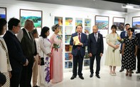 Trao tặng sách của Tổng Bí thư Nguyễn Phú Trọng cho Trung tâm Văn hoá Việt Nam tại Pháp 