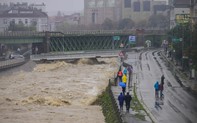 Mưa lớn ở châu Âu gây ra lũ lụt và gián đoạn trên diện rộng