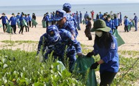 Quảng Bình: Chung tay làm sạch môi trường biển