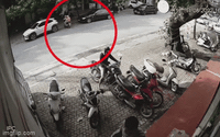 Camera tài xế lùi ô tô mất kiểm soát, tông trúng 3 người đi xe máy