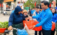 Hà Nội: Tặng làn nhựa cho người dân đi chợ