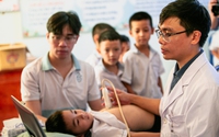 Trẻ em vùng núi Quảng Bình được hỗ trợ khám sàng lọc tim bẩm sinh và tiêm vắc xin cúm