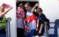 Hình ảnh khác xa sân cỏ của Luka Modric khi người hùng Croatia trở về