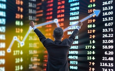 Cổ phiếu chứng khoán bứt phá, VN-Index tăng hơn 5 điểm
