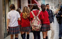 Bất ngờ khi đồng phục học sinh trở thành vấn nạn quấy rối tình dục tại Anh